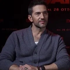 Luke Roberts (actor) height profile photo