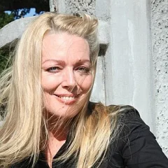 Lynda Stoner height profile photo