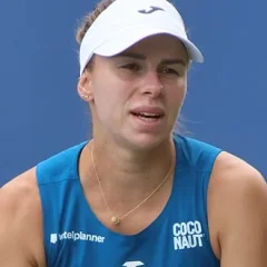 Magda Linette height profile photo