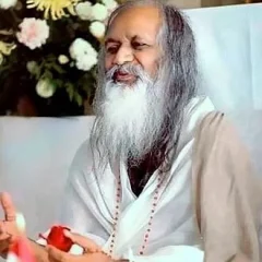 Maharishi Mahesh Yogi height profile photo