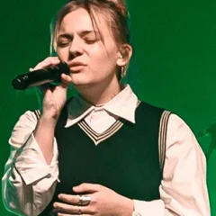Maisy Stella height profile photo