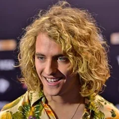 Manel Navarro height profile photo