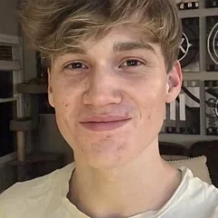 Matt Lintz height profile photo