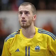 Matt Thomas (basketball) height profile photo