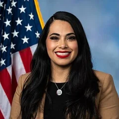 Mayra Flores height profile photo