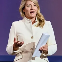 Mélanie Joly height profile photo