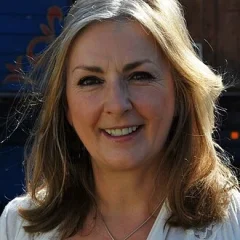 Moya Brennan height profile photo