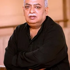 Munawwar Rana height profile photo