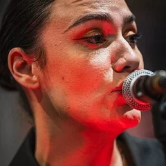 Nadine Shah height profile photo