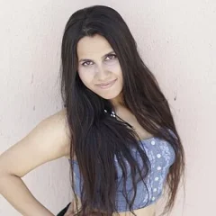 Nikhita Gandhi height profile photo