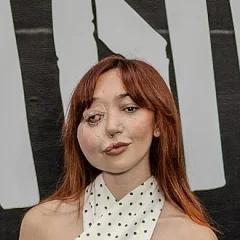 Nikki Lilly height profile photo