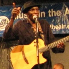 Oliver Mtukudzi height profile photo