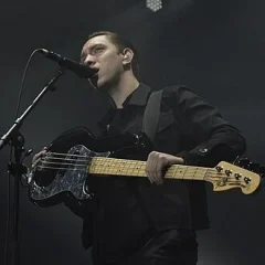 Oliver Sim height profile photo