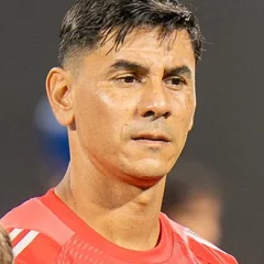 Oscar Ustari height profile photo