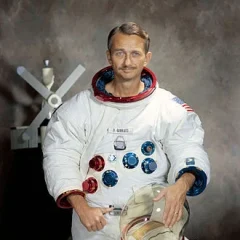 Owen Garriott height profile photo