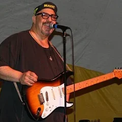 Pat DiNizio height profile photo