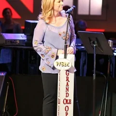 Patty Loveless height profile photo