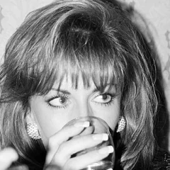 Paula Jones height profile photo