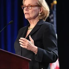 Peggy Noonan height profile photo