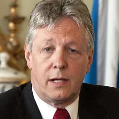Peter Robinson (Northern Ireland politician) height profile photo
