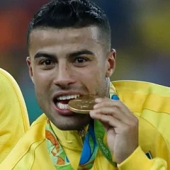 Rafinha (footballer, born February 1993) height profile photo
