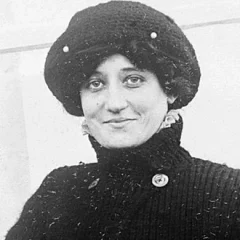 Raymonde de Laroche height profile photo