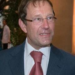 Richard Desmond height profile photo