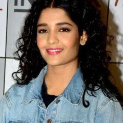 Ritika Singh height profile photo