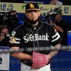 Roberto Osuna height profile photo