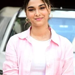 Saiee Manjrekar height profile photo