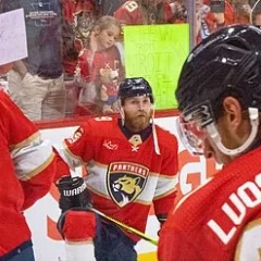 Sam Bennett (ice hockey) height profile photo