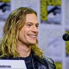Sam Reid (actor) height profile photo