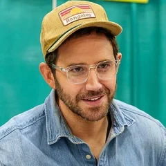 Santino Fontana height profile photo