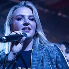 Self Esteem (musician) height profile photo