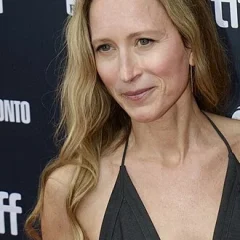 Shauna Robertson height profile photo