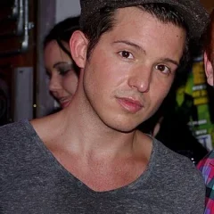 Simon Curtis (singer) height profile photo
