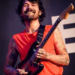 Simon Neil height profile photo