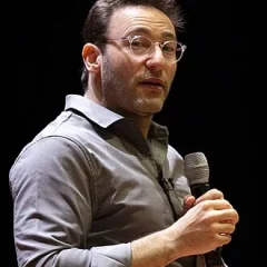 Simon Sinek height profile photo