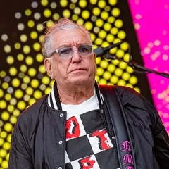 Steve Jones (musician) height profile photo