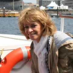 Sue Holderness height profile photo