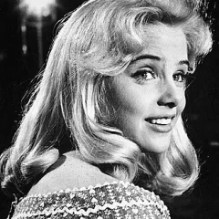 Sue Lyon height profile photo