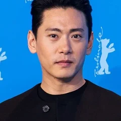 Teo Yoo height profile photo