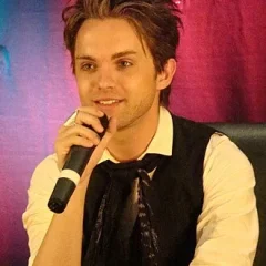 Thomas Dekker (actor) height profile photo
