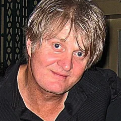 Tom Cochrane height profile photo