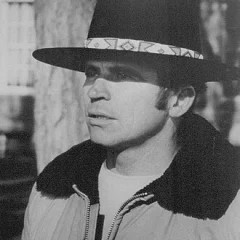 Tom Laughlin height profile photo