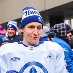 Travis Dermott height profile photo