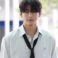 V (singer) height profile photo