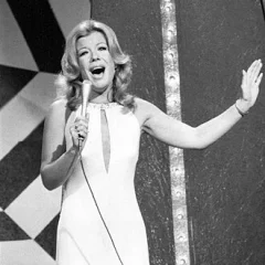 Vikki Carr height profile photo