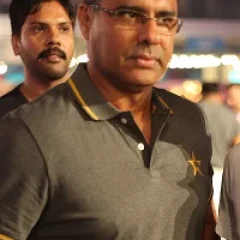 Waqar Younis height profile photo