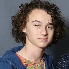 Wyatt Oleff height profile photo